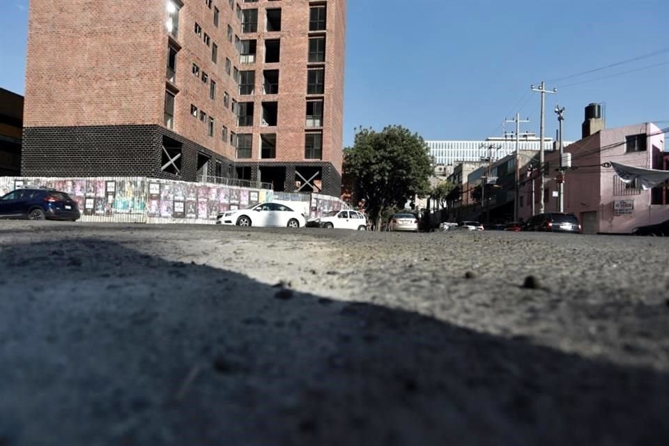 En calles contiguas, la Alcaldía colocó lonas en las que promociona los trabajos.