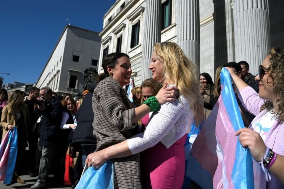 La Ministra de Igualdad de España, Irene Montero, celebra con la miembro LGTBI+ Niurka Gibaja frente al Congreso español.