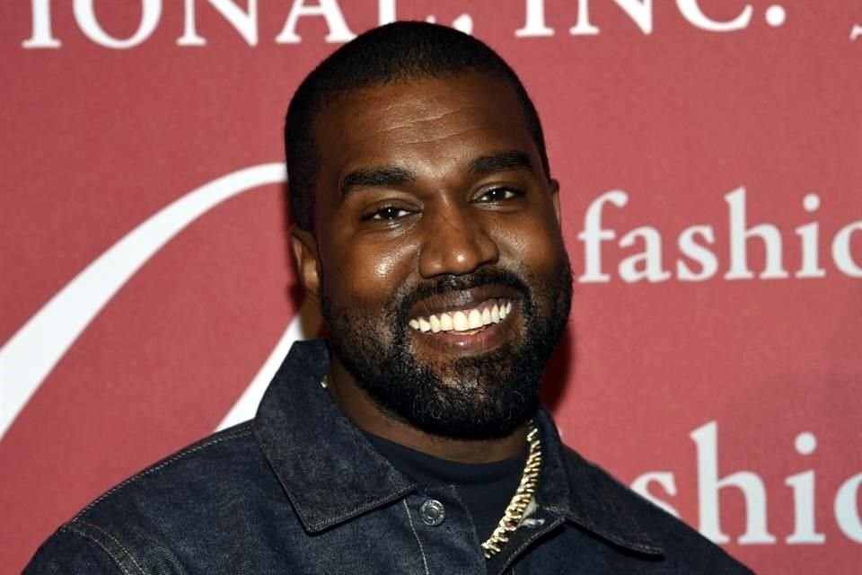 El rapero Kanye West reapareció para denunciar oficialmente a los paparazzis que lo persiguen.