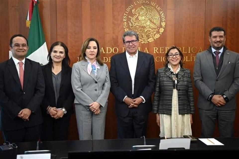 Los cinco comisionados del INAI se reunieron con el presidente de la Jucopo del Senado, el morenista Ricardo Monreal.