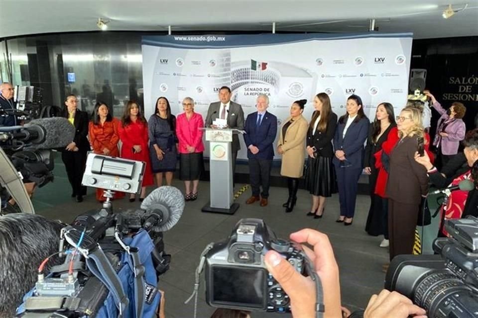 Senadores y diputados ofrecieron conferencia de prensa.