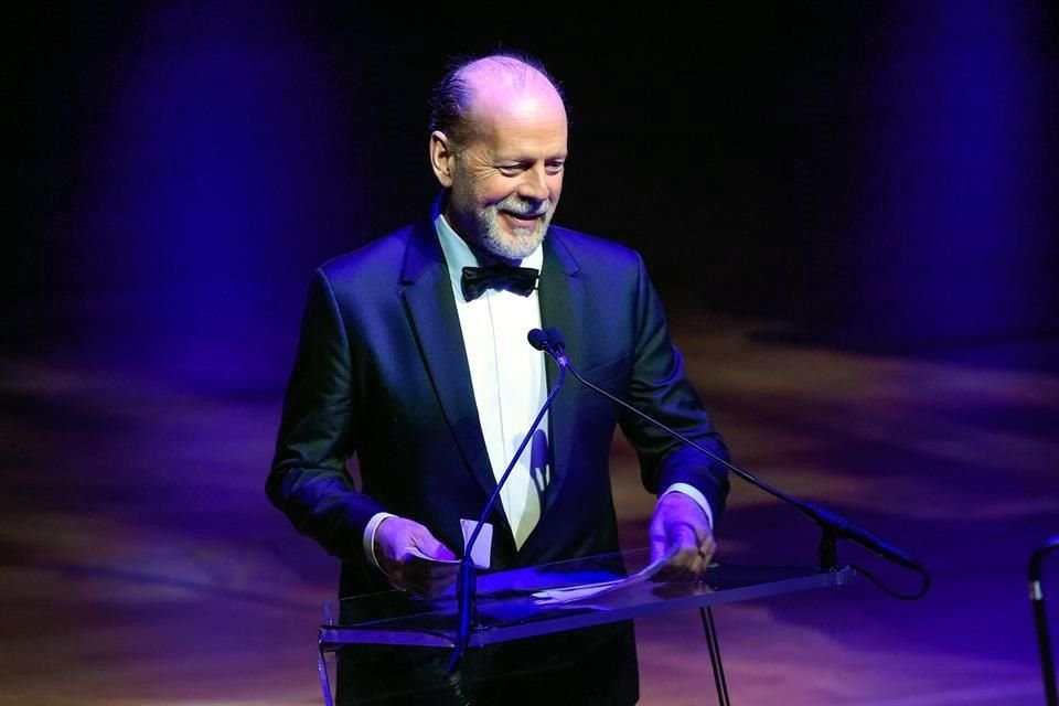 El actor Bruce Willis fue diagnosticado con demencia frontotemporal, informó su familia.