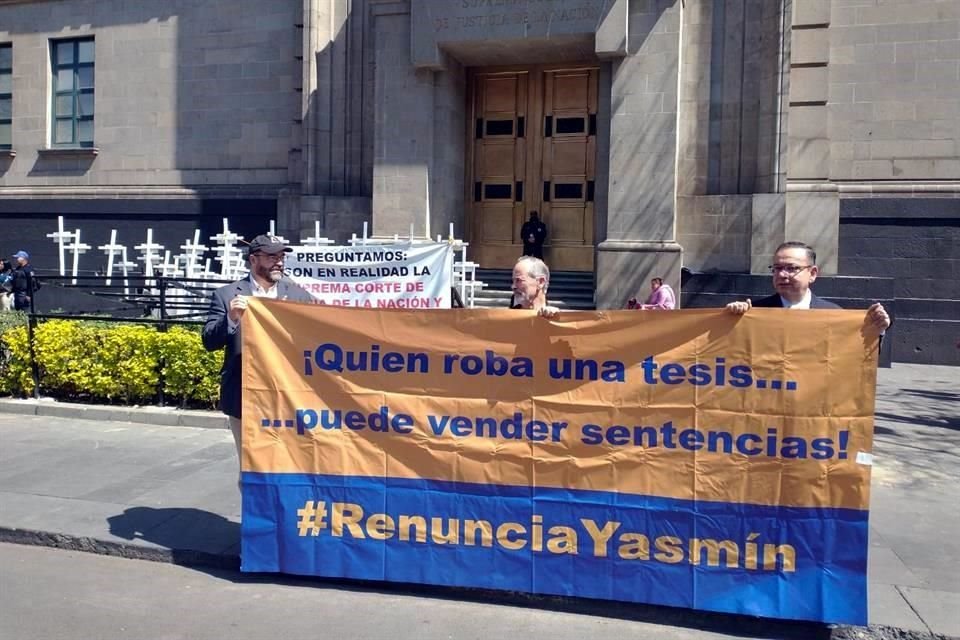 Los senadores de Oposición se manifestaron afuera de la sede de la Suprema Corte de Justicia.