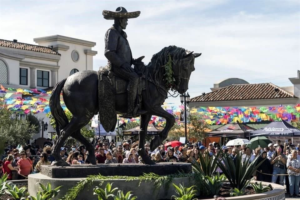 El pasado 10 de febrero, Vicente Fernández fue homenajeado con la develación de una estatua en la Plaza La Alameda, en Los Ángeles.