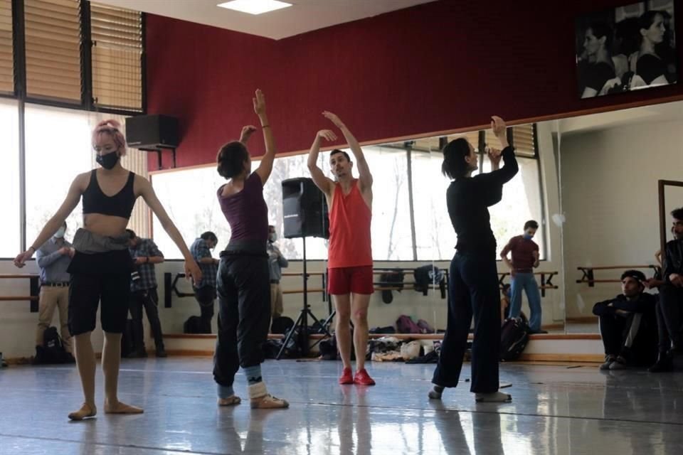 Pascal Marty (de rojo) durante un ensayo de la obra 'Testimonio' con los bailarines del Taller Coreográfico de la UNAM (TCUNAM).