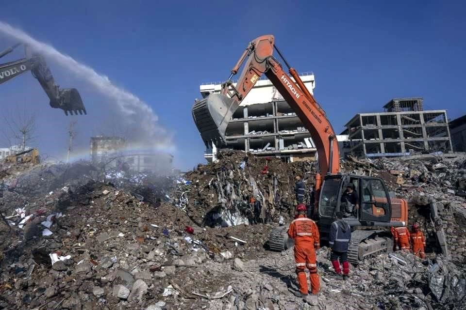 Los rescatistas extrajeron con vida a una persona que se encontraba entre los escombros de un edificio por el terremoto en Turquía.