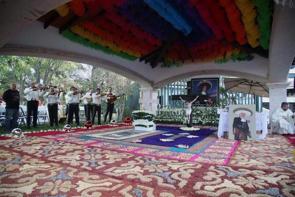 En Tres Potrillos se montó un altar con fotos del Charro de Huentitán.