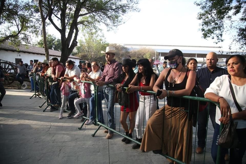 Fans y asistentes al torneo charro en honor a Chente pudieron apreciar el homenaje religioso.