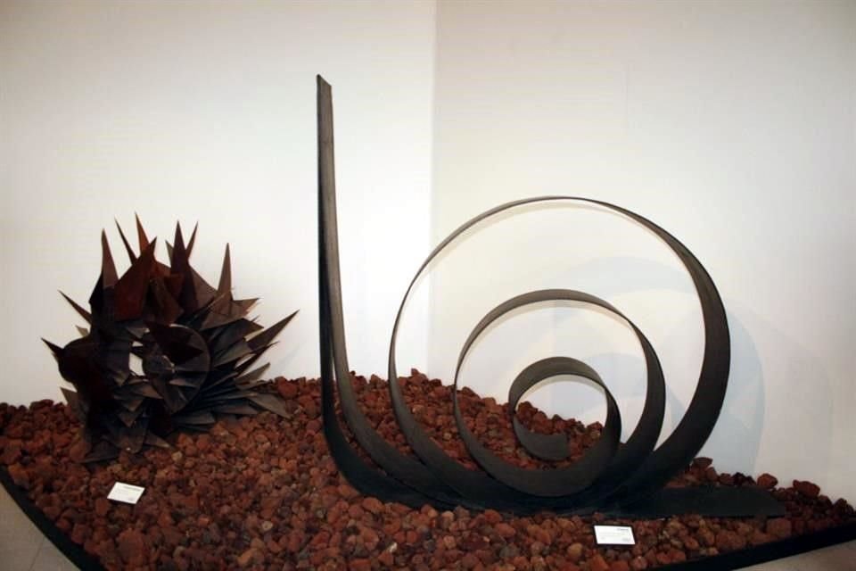 La escultora Ángela Gurría falleció a los 93 años este 17 de febrero. Deja una vasta obra plástica, en esta imagen dos de sus piezas, 'Caracol erizado' y 'Caracol'.