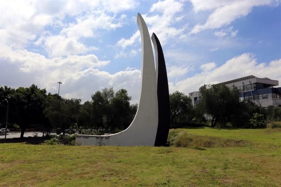 Una de sus obras monumentales es 'Señales', ubicada en el trébol de Insurgentes y Periférico y uno de los íconos del conjunto escultórico Ruta de la Amistad.