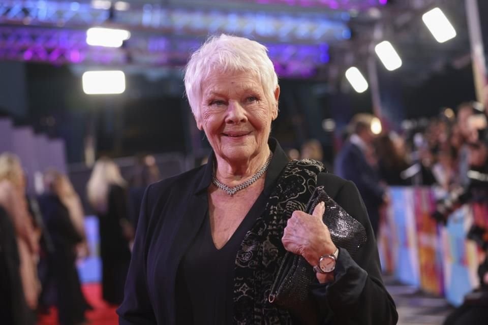 La actriz Judi Dench confesó que su degeneración macular le está afectando en su carrera, debido a que ya no puede leer bien los guiones.