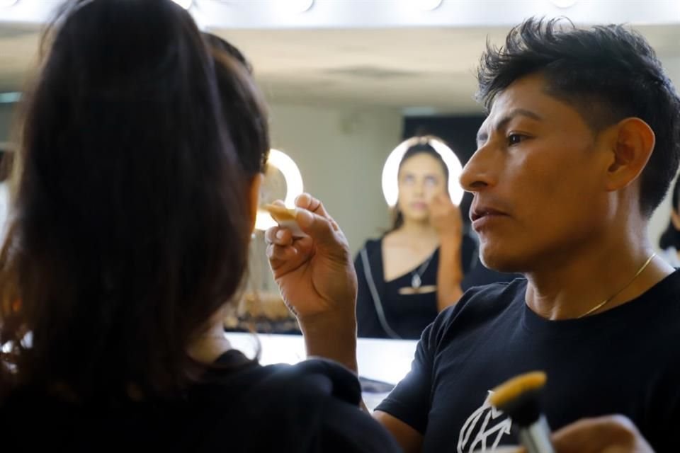 Tras dos años de libertad, Israel Lozano terminó ayer el programa de maquillaje de reinserción social.