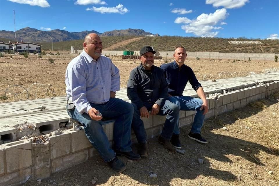 Julian, Adrián y Bryan LeBaron acudieron como público al acto del Mandatario López Obrador en Bavispe, Sonora.