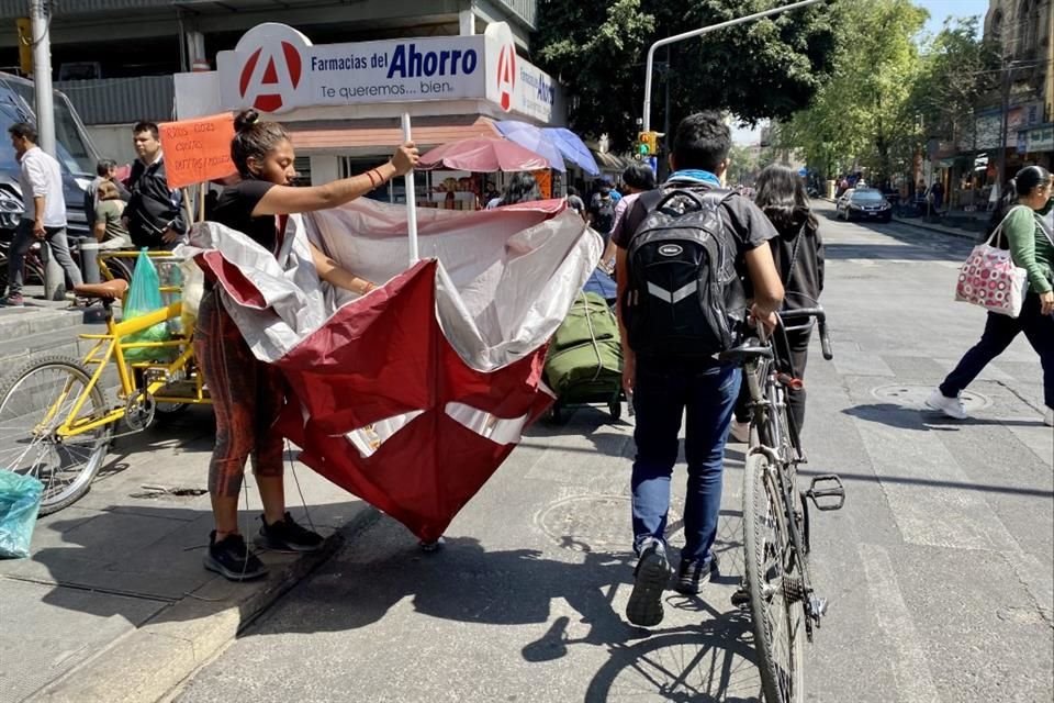 Las invasiones van desde peatones hasta paraguas que forman parte de los establecimientos ambulante, que se concentran en Eje Central, C. López y Dolores. 