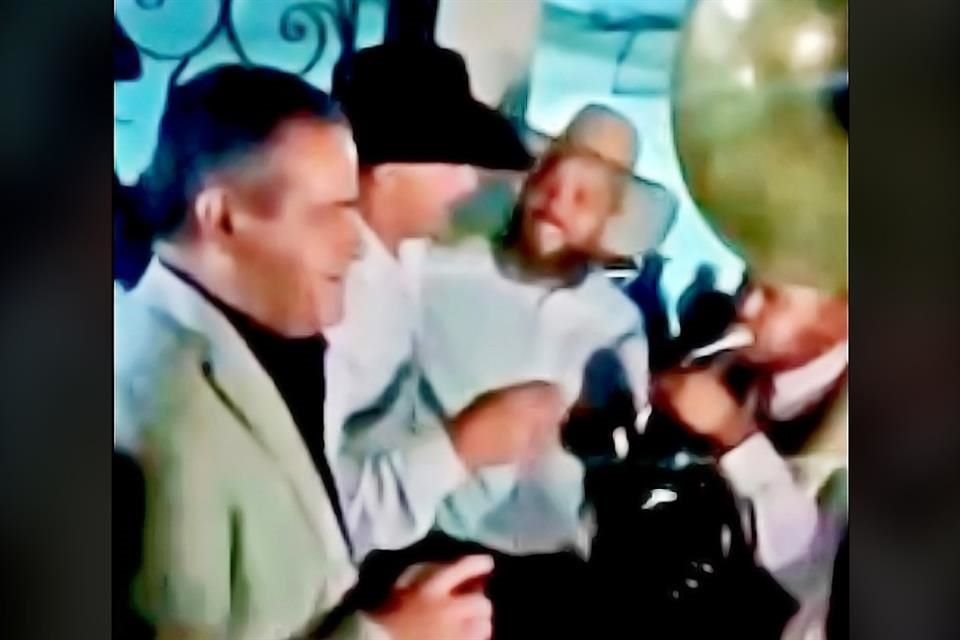 En medio de la inseguridad en Jerez, Zacatecas, se reveló un video en el que el Alcalde canta un narcocorrido dedicado al 'Chapo' Guzmán.