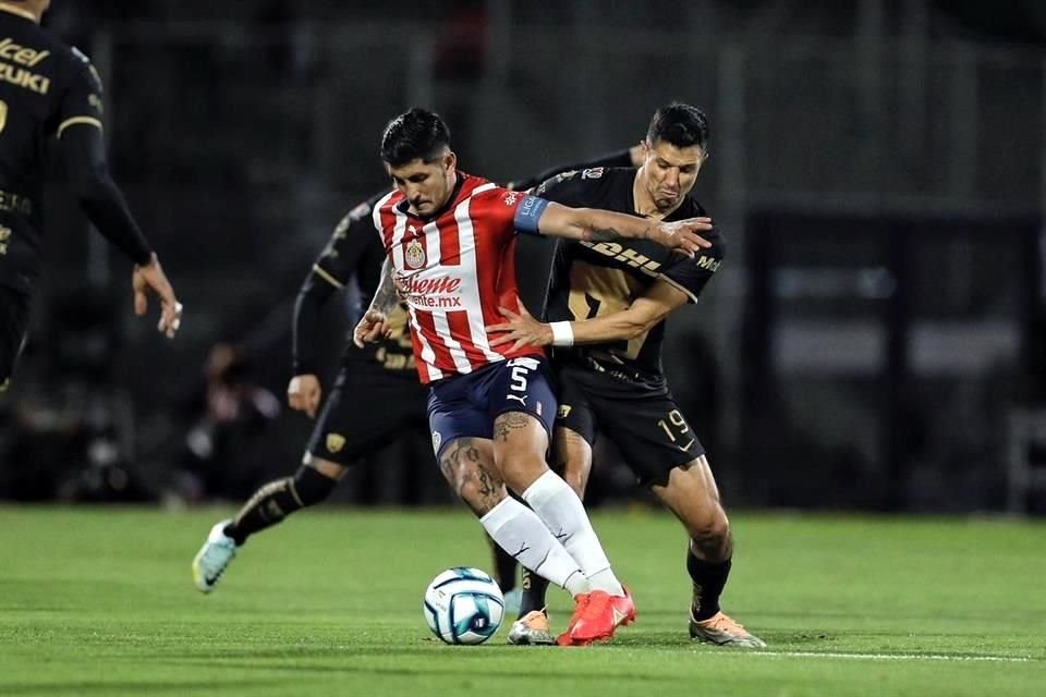 Pumas falló y Chivas aprovechó.