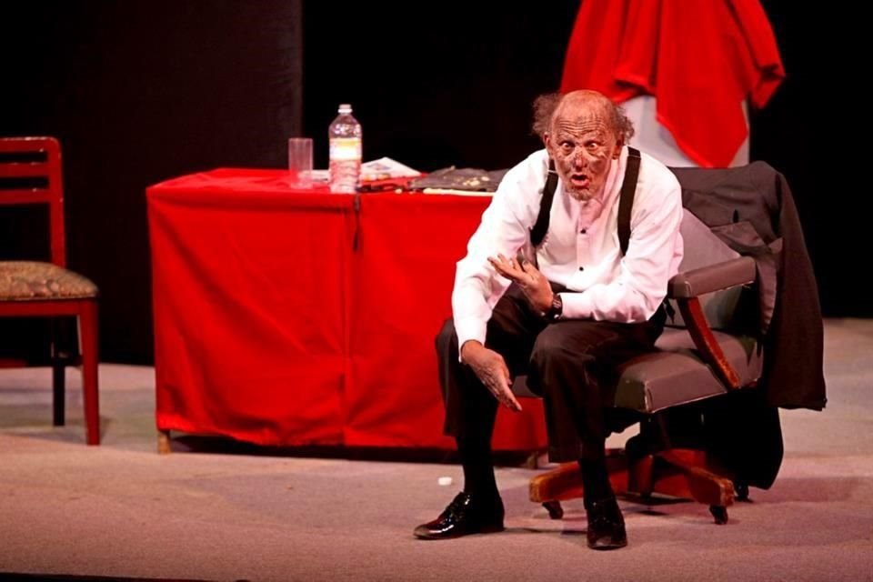 La familia Dupeyrón continúa con el legado artístico, pues Humberto celebró 35 años de 'El Gorila' y sus hijos mantienen el amor al teatro.