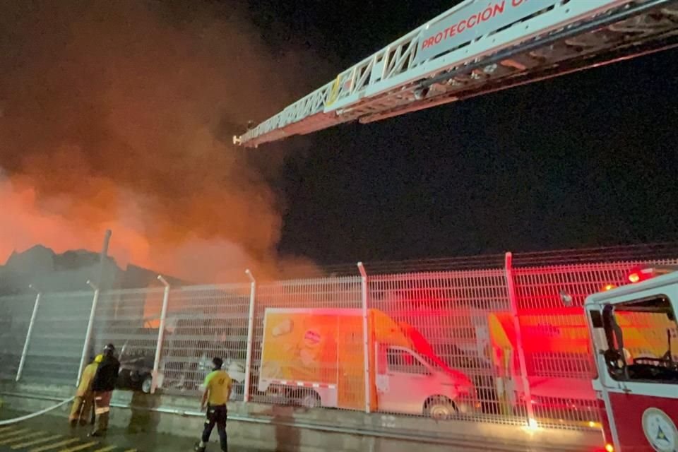 Un incendio consumió y colapsó un centro de distribución de la empresa Sabritas en Santa Cruz del Valle, en Tlaquepaque.