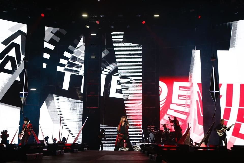 La agrupación californiana, Mötley Crüe, encendió y llenó de glam al Foro Sol con una enérgica presentación ante 60 mil personas.