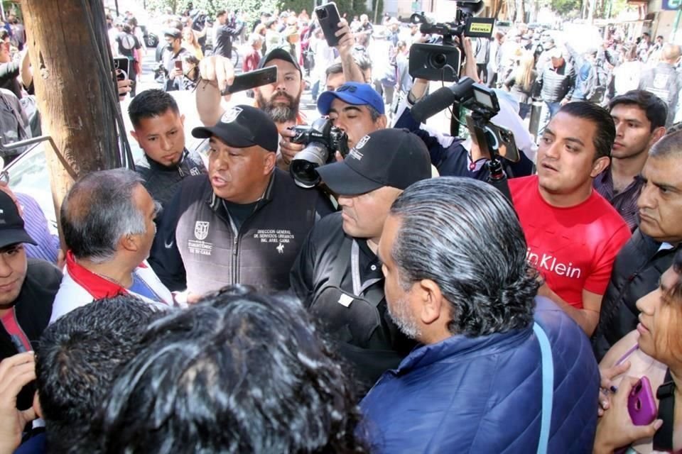 Durante una manifestación que realizaron frente a casa de Sandra Cuevas, vecinos fueron golpeados por funcionarios de Alcaldía Cuauhtémoc.