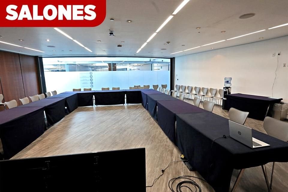 En el Senado, sólo 3 días de la semana hay alguna actividad. Restaurantes, el estacionamiento y los salones de comisiones están abandonados.