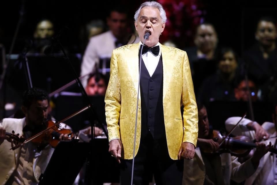 Ofrece el tenor Andrea Bocelli un magno concierto de dos horas en el Campo Marte de la Ciudad de México; lo acompaña Susana Zabaleta.