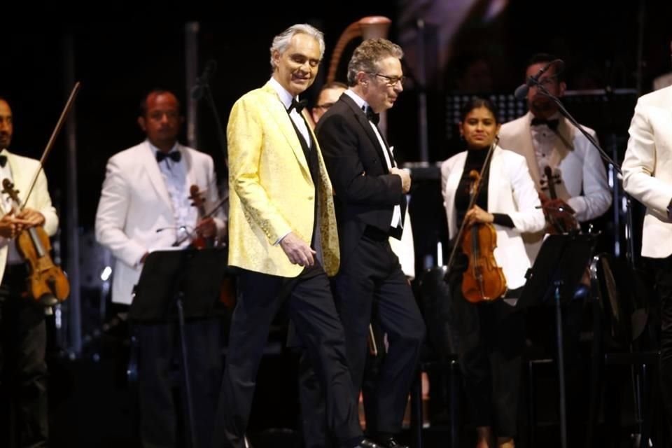 Su gala comenzó a las 20:30 horas frente a una monumental bandera de México. Bocelli fue generoso al reconocer el talento mexicano con el que compartió el escenario.