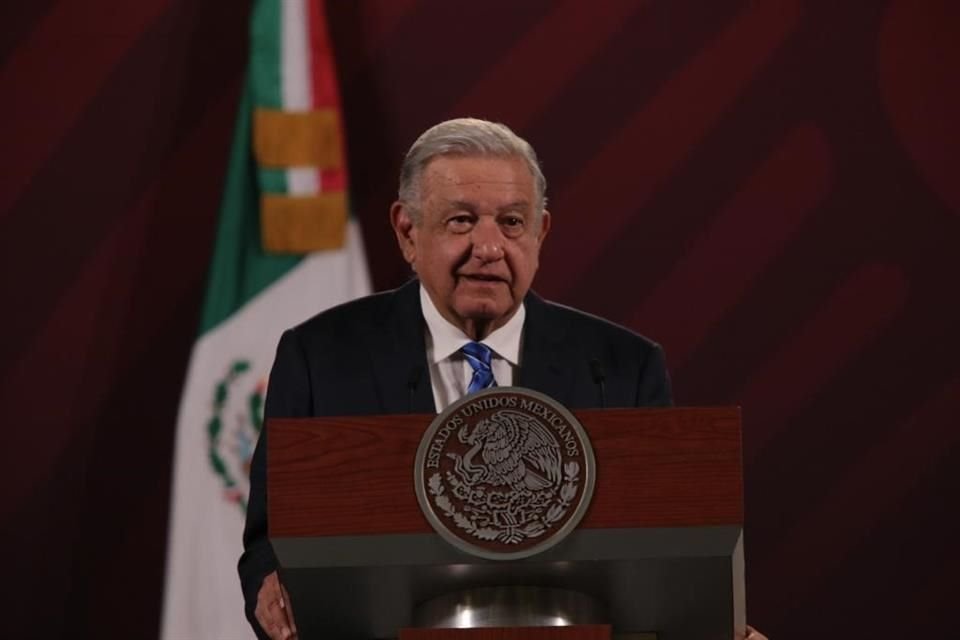 El Presidente en conferencia.