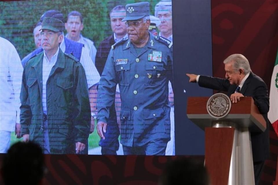 El Presidente en conferencia de prensa.