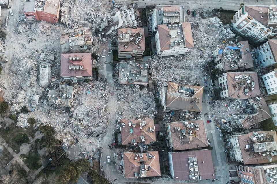 Foto aérea tomada el 19 de febrero de la devastación provocada por los terremotos en Turquía.