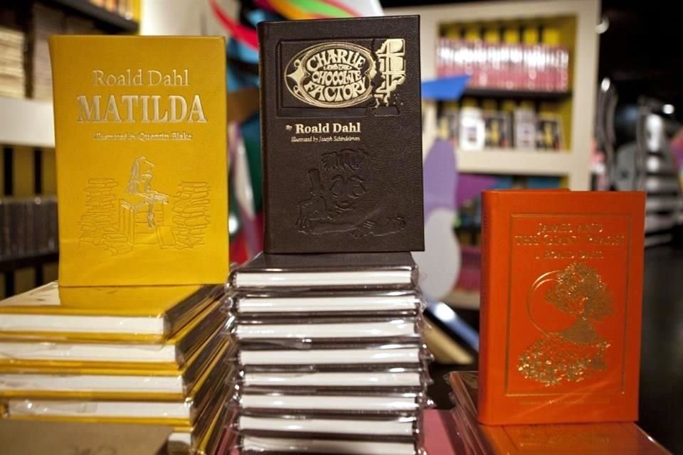 La editorial Puffin Books cambió personajes y lenguaje en las nuevas ediciones de las historias de Roald Dahl. En la imagen, clásicos del autor británico exhibidos en una tienda en 2011.