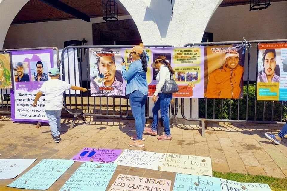 Familiares y amigos de Hugo César Garrido Valle y Javier Gutiérrez Madero, desaparecidos en Tlajomulco, se manifiestan en Casa Jalisco.