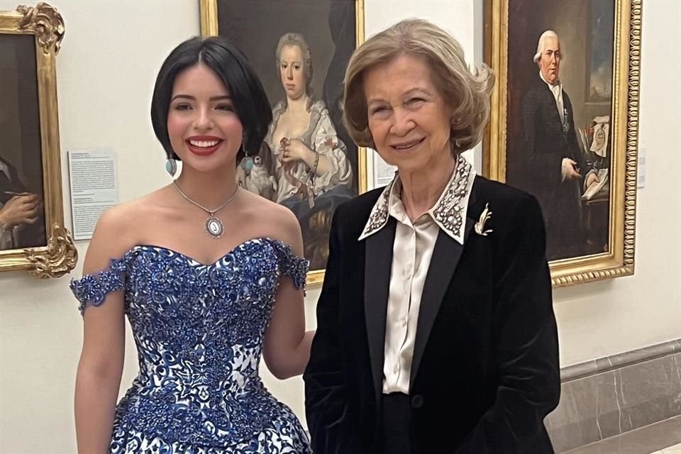 Ángela Aguilar se tomó una foto con la Reina Sofía de Grecia durante un evento organizado por la fundación de la realeza.