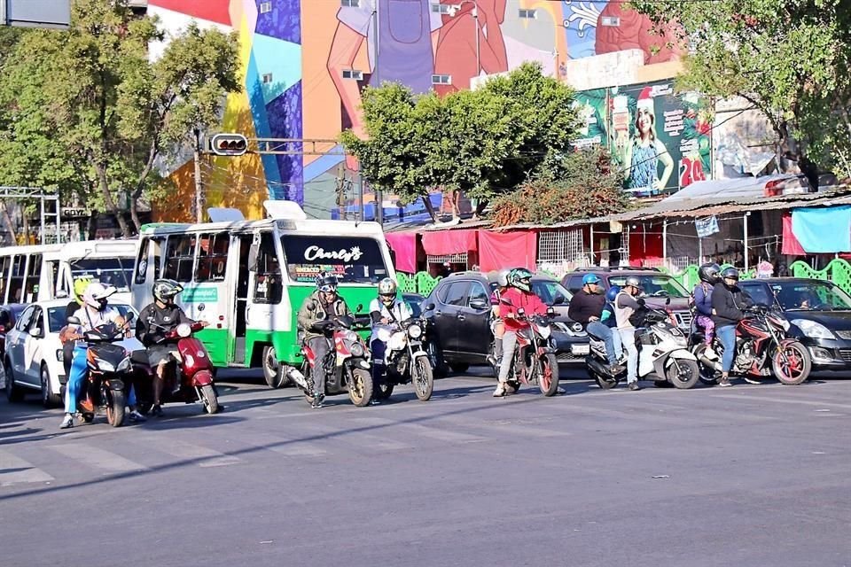 2023: Fray Servando y Circunvalación: mismo cruce, diferente cantidad de motos.