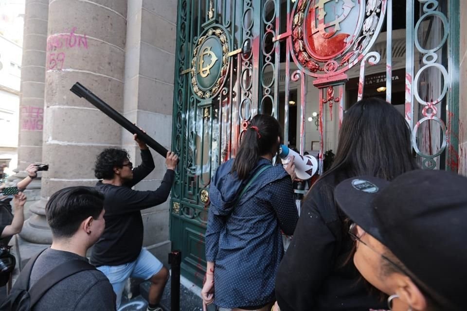 Integrantes de la comunidad trans entraron a la fuerza al Congreso local para protestar en contra de la iniciativa que presentó la diputada del PAN, América Rangel.