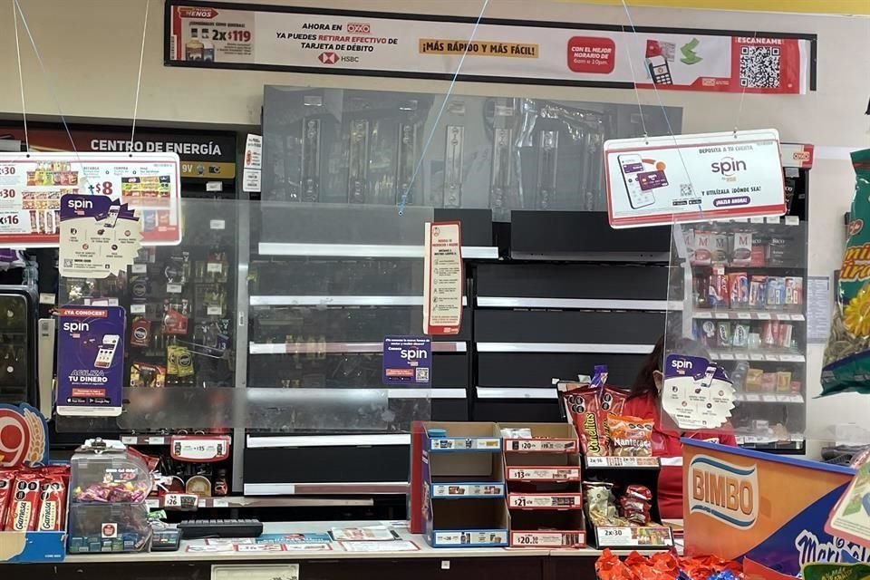 Oxxo podrá volver a exhibir los cigarros, tras haber permanecido más de un mes, con pequeñas cortinas ocultando el producto.