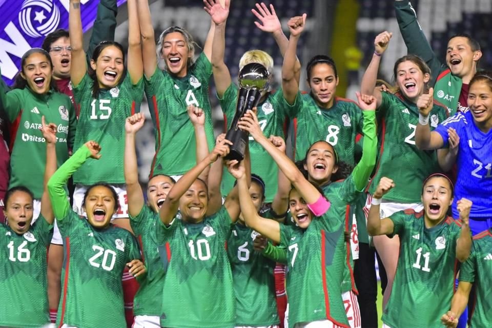 El equipo tricolor celebra el campeonato obtenido en el torneo amistoso diputado en León.