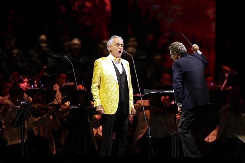 Andrea Bocelli entregó sus éxitos en medio de ovaciones del público.