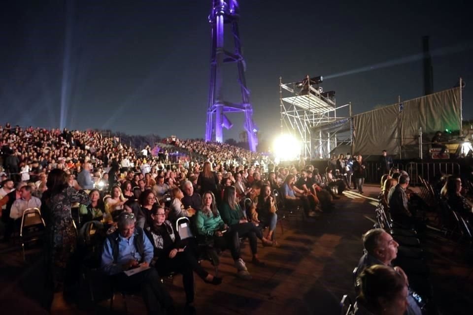 Miles de regios disfrutaron de un espectáculo de ópera a cielo abierto, que el tenor italiano ofreció durante dos horas, como parte de su tour mundial que incluye cuatro presentaciones en México.