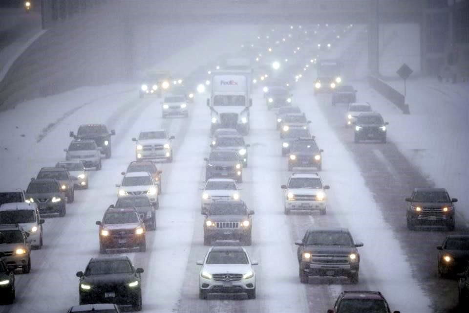 Una tormenta invernal apunta al Medio Oeste, amenazando con traer condiciones de ventisca y temperaturas extremadamente frías.