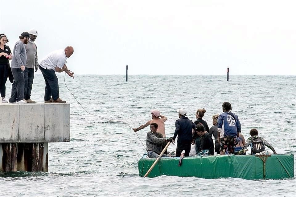 Residentes ayudan a migrantes cubanos a llegar a la costa en Estados Unidos, en agosto del 2022.