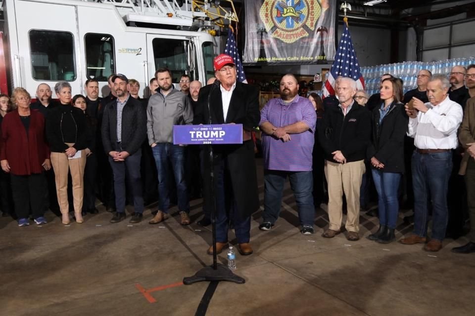 Donald Trump visitó el pueblo de East Palestine, en Ohio.