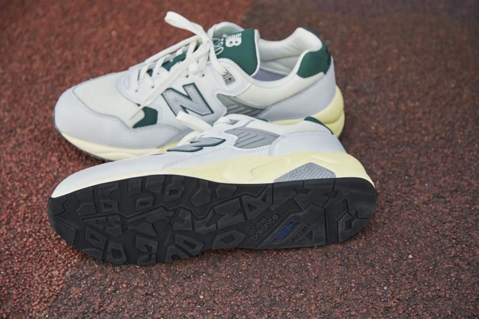 El icónico modelo chunky 580, de la marca New Balance, llegará al País el 3 de marzo.