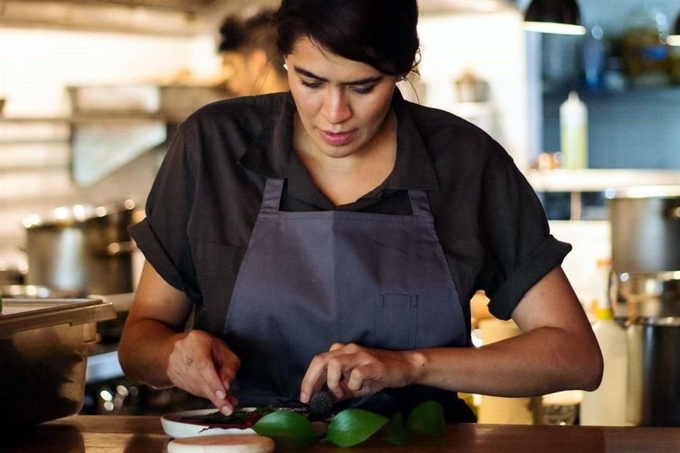 Tras cocinar casi 10 años en Nueva York, la chef Daniela Soto-Innes regresa a México con un nuevo proyecto culinario.