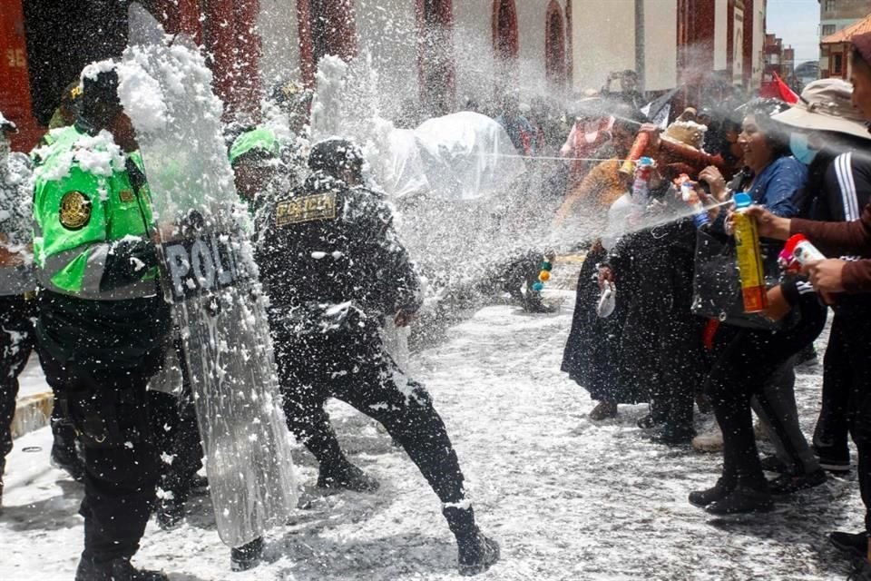 Manifestantes rocían espuma a los policías, quienes respondieron amistosamente al juego.