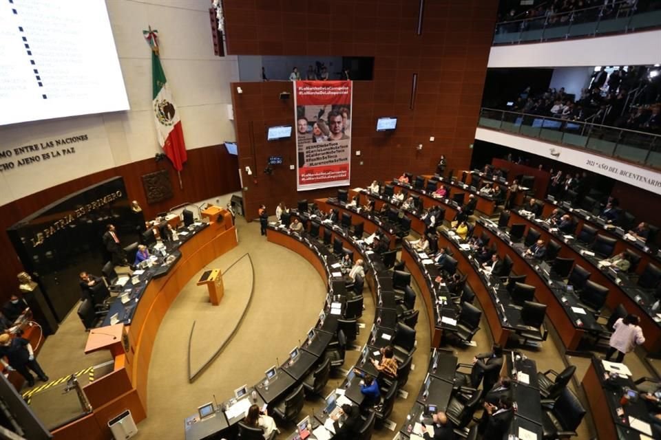 Durante la sesión, el grupo mayoritario del Senado desplegó una manta que hace alusión a García Luna.