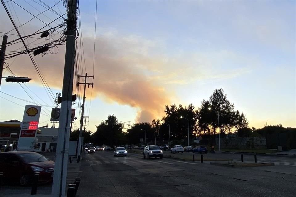 Vista desde la ciudad de la columna de humo que provoca el incendio en el Bosque La Primavera.