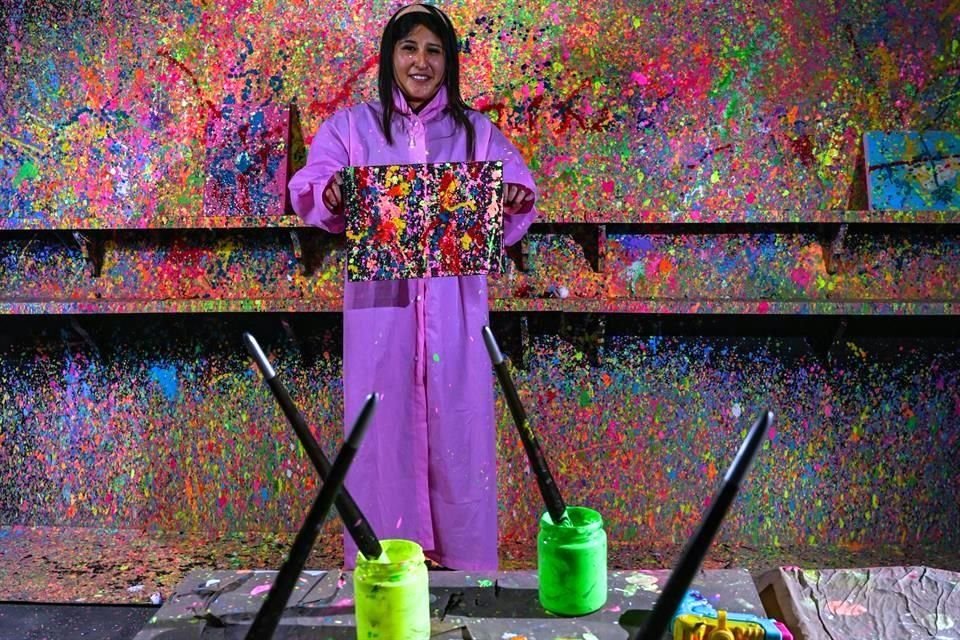 El Splash Room es una habitación donde puedes arrojar pintura sobre un lienzo para crear tu propia obra de arte, ésto mientras bailas y cantas a ritmo de tu música favorita.