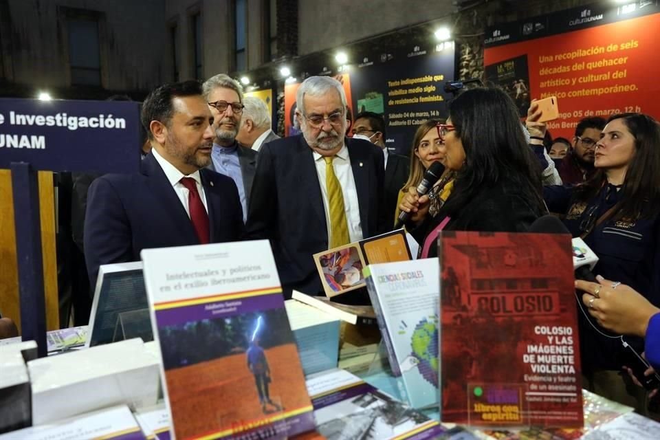 Tras la ceremonia oficial, el Rector de la UNAM, Enrique Graue, recorrió los espacios de la FILMinería, ausente durante dos años por la pandemia.