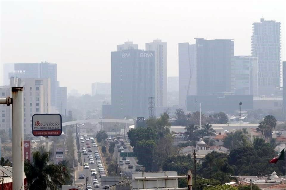 Una densa capa de niebla cubre el poniente de Zapopan.